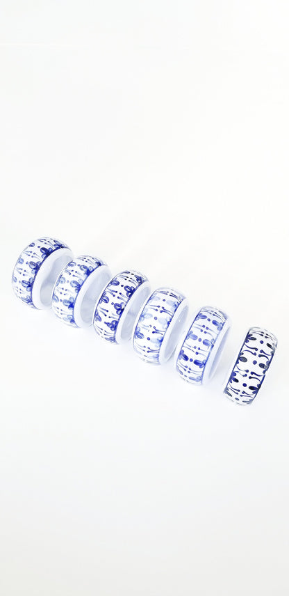 VINTAGE HANDPAINTED PORCELAIN BLUE AND WHITE CHINOISERIE FLORAL NAPKIN RINGS